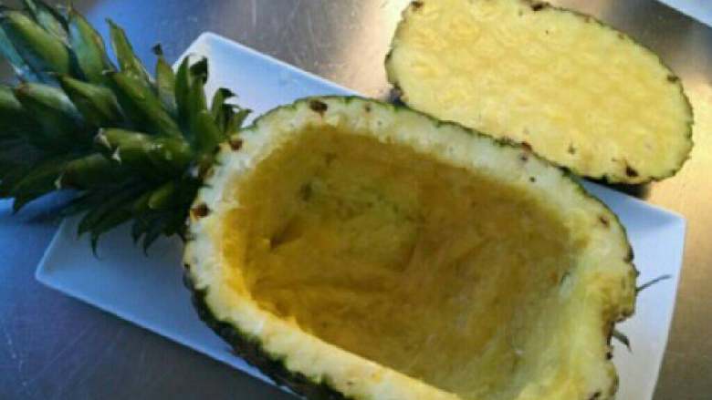 菠萝饭,用小刀挖出里面的菠萝果肉