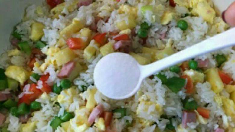 菠萝饭,倒入菠萝丁，倒入少许盐和<a style='color:red;display:inline-block;' href='/shicai/ 720'>胡椒粉</a>调味