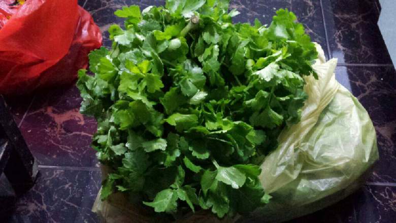 芹菜炒肉,<a style='color:red;display:inline-block;' href='/shicai/ 125'>芹菜</a>去叶洗净，分段切后，再切成小段，<a style='color:red;display:inline-block;' href='/shicai/ 414'>猪肉</a>切丝