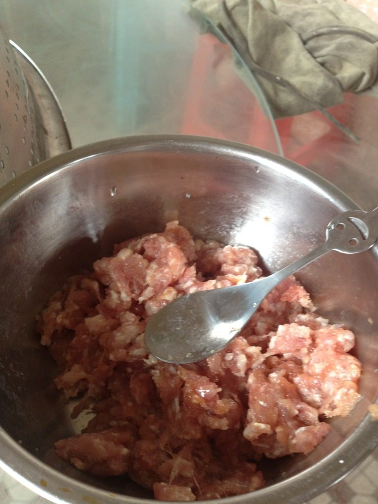 瘦肉芸吞,先把肉剁碎  再用盐腌起来
