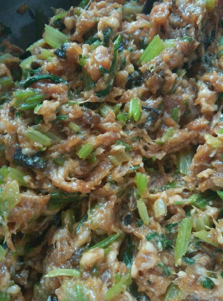 芹菜猪肉包子,如图将<a style='color:red;display:inline-block;' href='/shicai/ 125'>芹菜</a>开水烫好切小段，肉馅里面加入盐，<a style='color:red;display:inline-block;' href='/shicai/ 718'>料酒</a>，味精，<a style='color:red;display:inline-block;' href='/shicai/ 37'>姜</a>末拌匀后，加入<a style='color:red;display:inline-block;' href='/shicai/ 125'>芹菜</a>，<a style='color:red;display:inline-block;' href='/shicai/ 788'>生抽</a>，<a style='color:red;display:inline-block;' href='/shicai/ 5506'>麻油</a>，备用