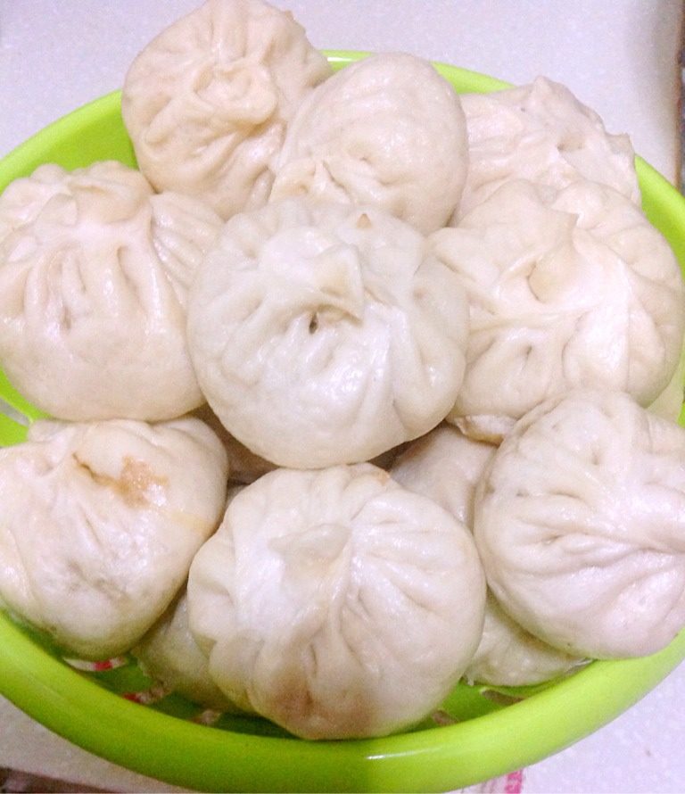 芹菜猪肉包子,水开后，包子上笼15分钟左右即可。