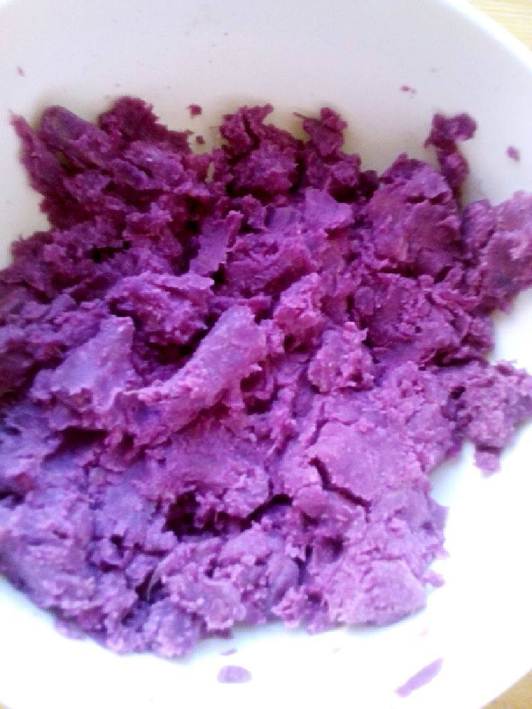 开花紫薯馒头,紫薯熟透后,趁热,碾成泥。