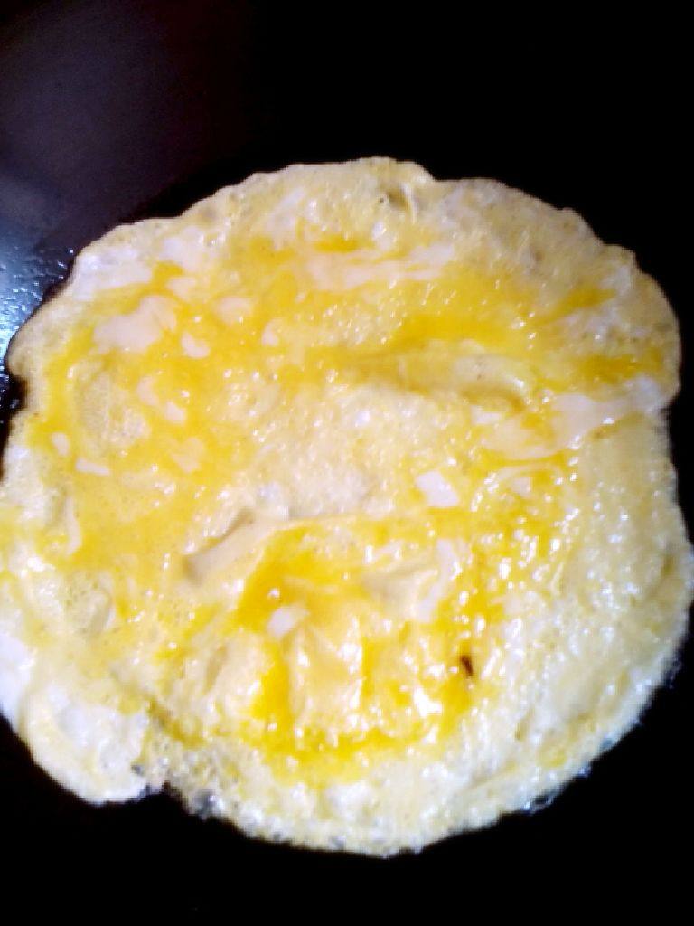 鸡蛋肉卷,<a style='color:red;display:inline-block;' href='/shicai/ 9'>鸡蛋</a>中加入少量盐和淀粉,搅拌均匀后,锅中加入少量熟豆油,油热后加入蛋液,摊成蛋饼。