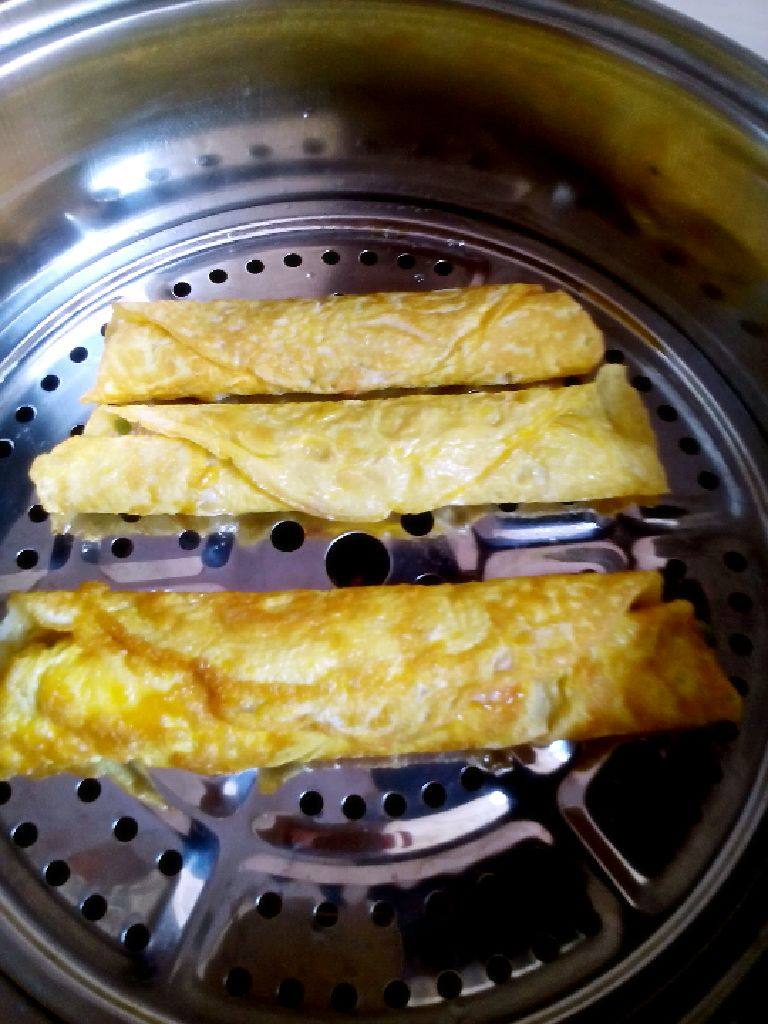 鸡蛋肉卷,从一边开始卷起,放入蒸锅中。