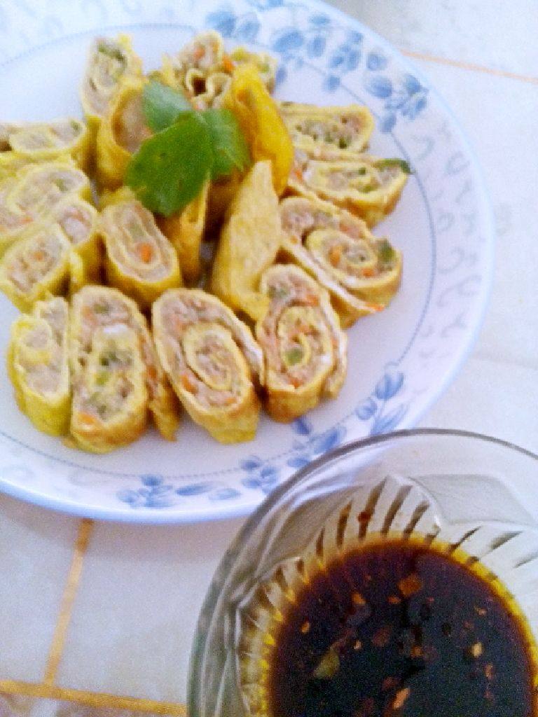 鸡蛋肉卷,晾凉后,切成小块。装盘。