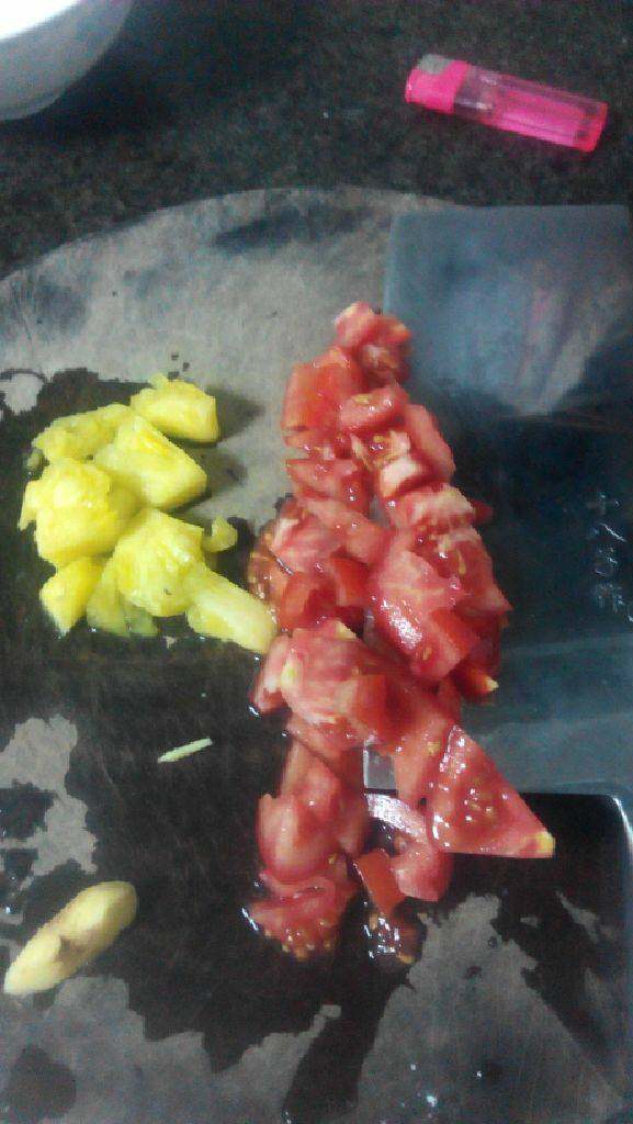 酸甜鸡腿肉,<a style='color:red;display:inline-block;' href='/shicai/ 597'>菠萝</a>和<a style='color:red;display:inline-block;' href='/shicai/ 3551'>西红柿</a>切丁