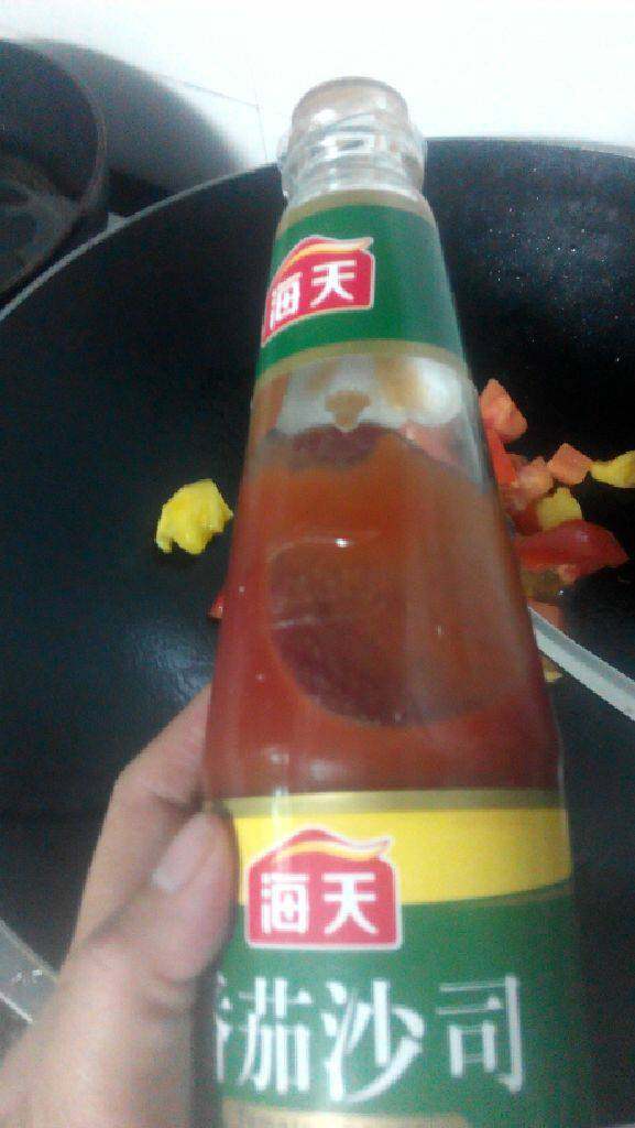 酸甜鸡腿肉,加入一勺<a style='color:red;display:inline-block;' href='/shicai/ 699'>番茄酱</a>和一点<a style='color:red;display:inline-block;' href='/shicai/ 715'>白醋</a>和一点<a style='color:red;display:inline-block;' href='/shicai/ 3729'>白糖</a>