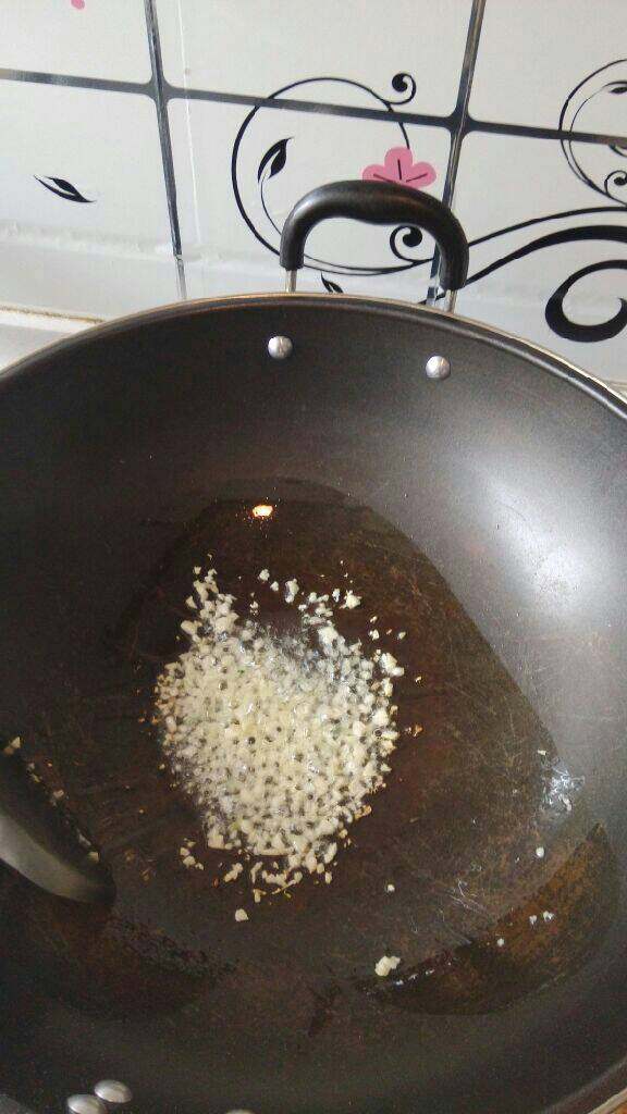 虾皮炒菠菜,锅中放油油热煸香蒜末