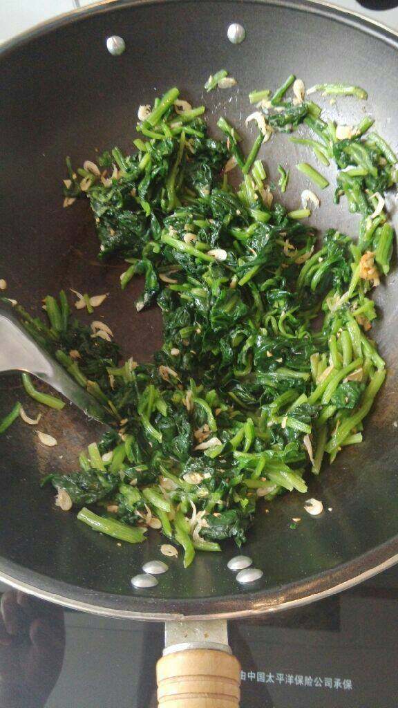 虾皮炒菠菜,加入菠菜翻炒，加入盐翻炒均匀即可