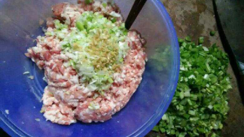 芹菜猪肉包子,<a style='color:red;display:inline-block;' href='/shicai/ 414'>猪肉</a>剁末，<a style='color:red;display:inline-block;' href='/shicai/ 125'>芹菜</a>和<a style='color:red;display:inline-block;' href='/shicai/ 3250'>葱</a>剁末，姜切碎