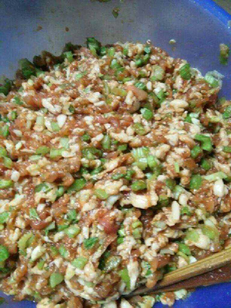 芹菜猪肉包子,加老抽，生抽，盐，油辣椒搅拌均匀入味