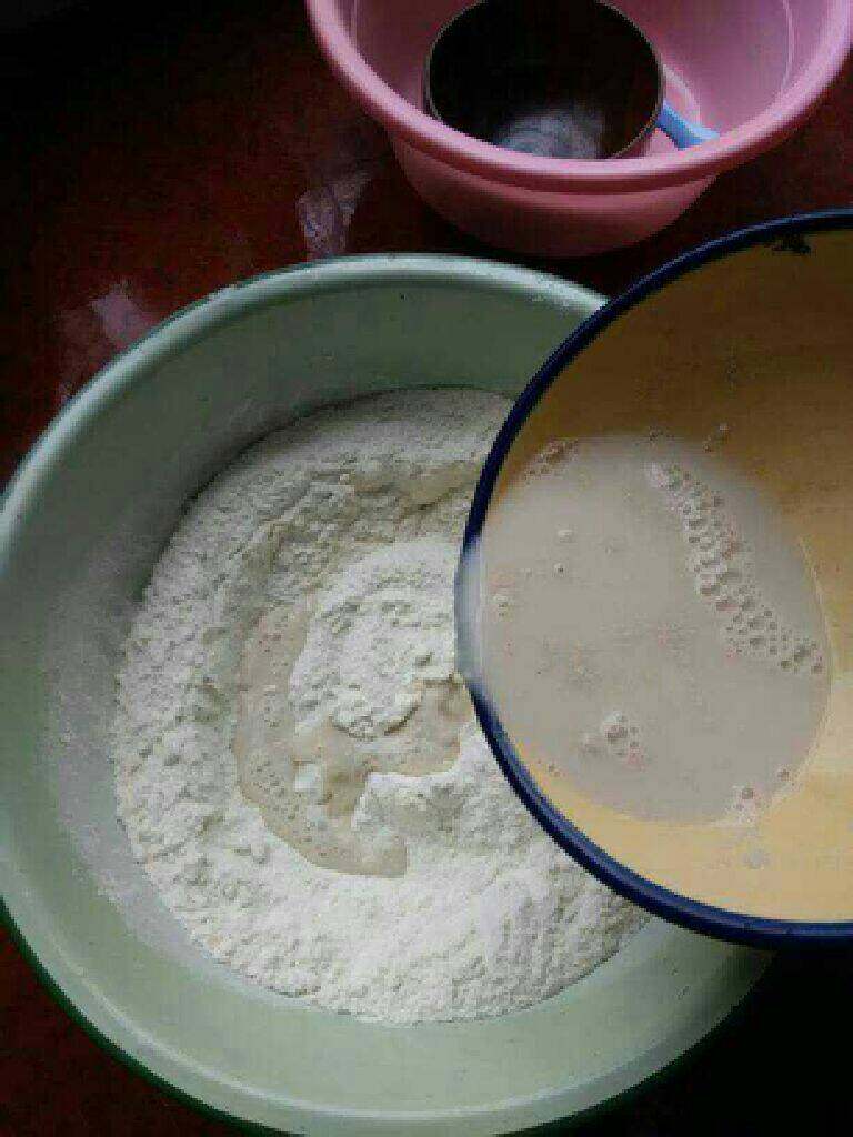 芹菜猪肉包子,<a style='color:red;display:inline-block;' href='/shicai/ 731'>酵母</a>用温水化开，慢慢加入<a style='color:red;display:inline-block;' href='/shicai/ 519'>面粉</a>里