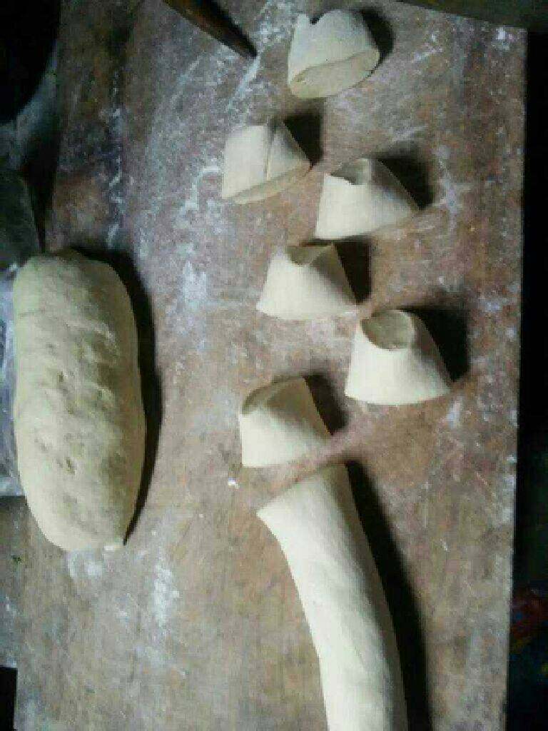 芹菜猪肉包子,用刀切2半，揉长挤子再切开。