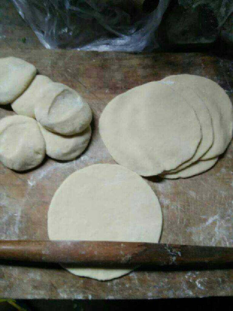 芹菜猪肉包子,开始擀皮