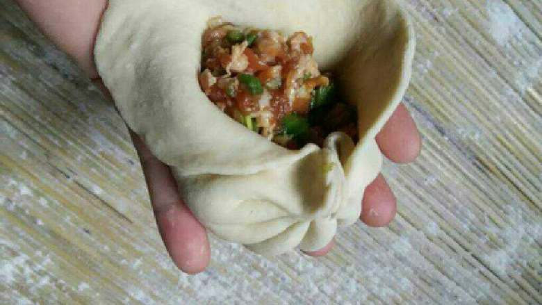 芹菜猪肉包子,像这样把包子捏成折