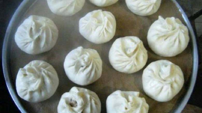 芹菜猪肉包子,上锅蒸20分钟
