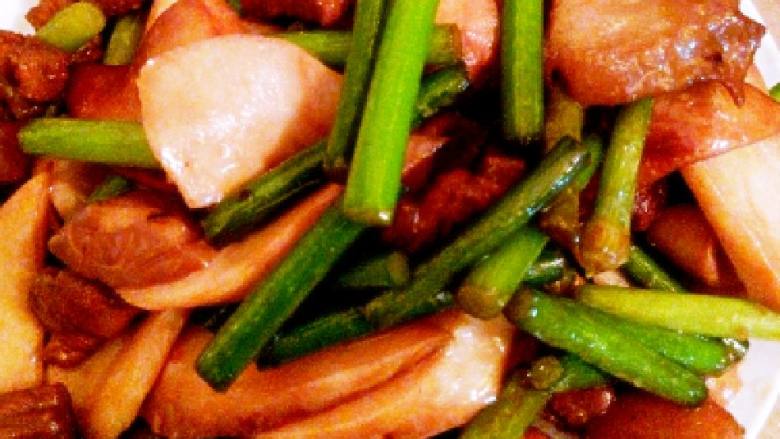 鸡腿菇蒜苔炒肉