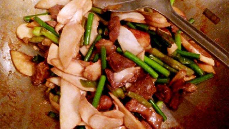 鸡腿菇蒜苔炒肉,鸡腿菇炒半软的时候,加入提前炒好的肉,爆炒5分钟