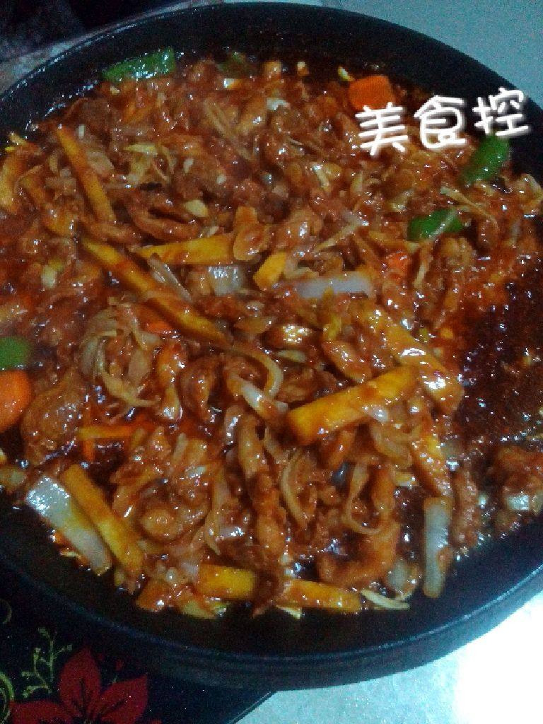 辣酱鸡肉炒两面,将鸡肉用<a style='color:red;display:inline-block;' href='/shicai/ 8582'>韩国辣酱</a>提前腌制20分钟左右，加入熟豆油和所以切丝的菜，将鸡肉炒变色，熟透。