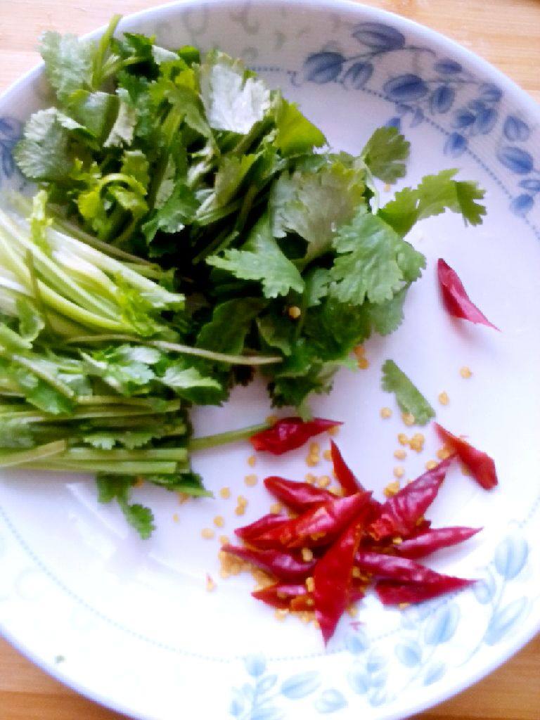 香菜肉丝,<a style='color:red;display:inline-block;' href='/shicai/ 131'>香菜</a>洗好,切段。辣椒剪成丝