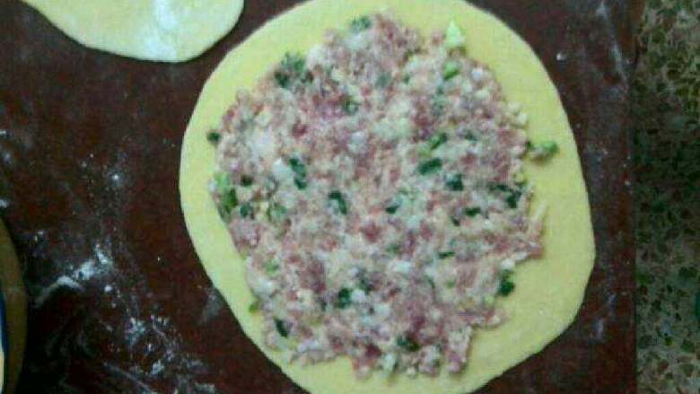 营养鸡蛋饼,面皮摊上肉馅，抹平