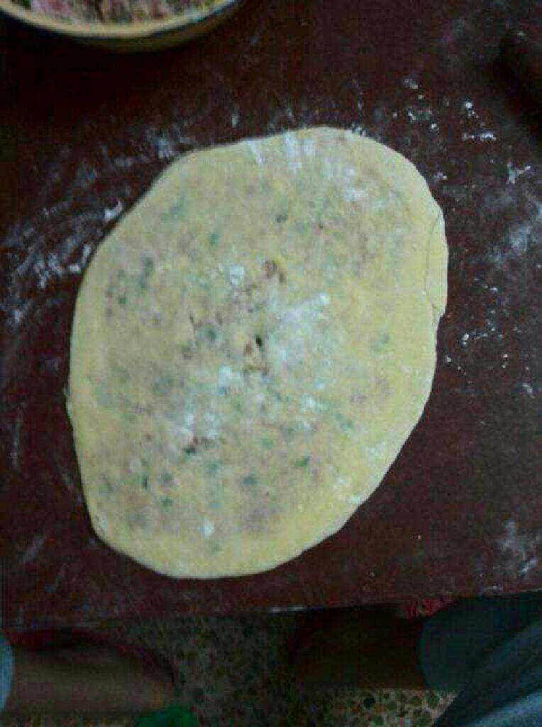 营养鸡蛋饼,再擀平放锅里煎金黄即可