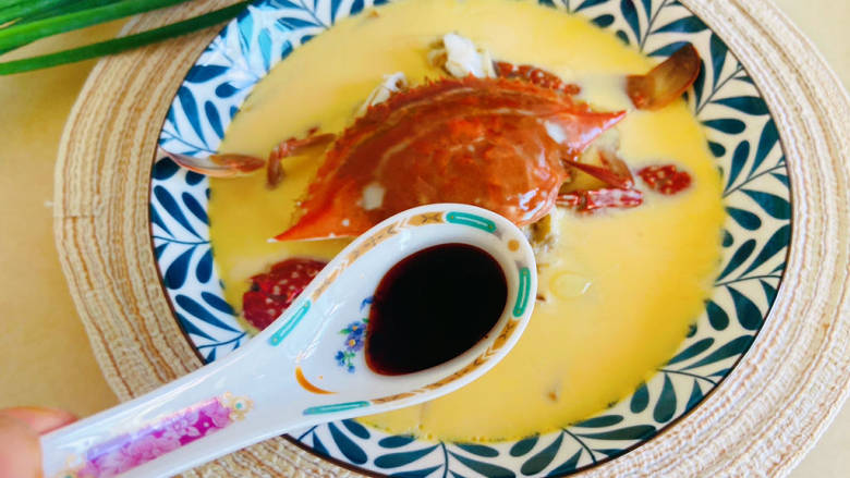 蛋蒸螃蟹,一勺蒸鱼豉油,撒上葱花