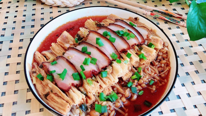 腊肉蒸腐竹,腐竹侵泡着腊肉的香味,超入味,好吃极了!