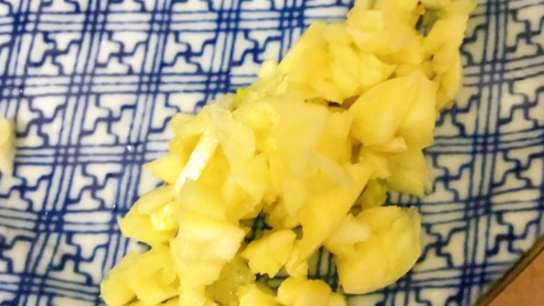 胡萝卜烧排骨,准备少许蒜末