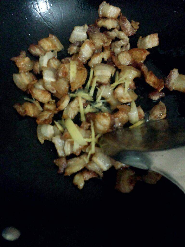 五花肉炒洋葱,炒至变色在把姜丝放入炒香