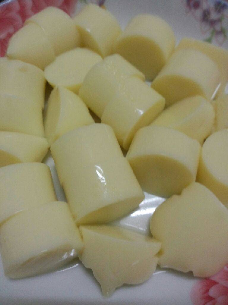 瘦肉日本豆腐炒韭黄,豆腐切切块待用