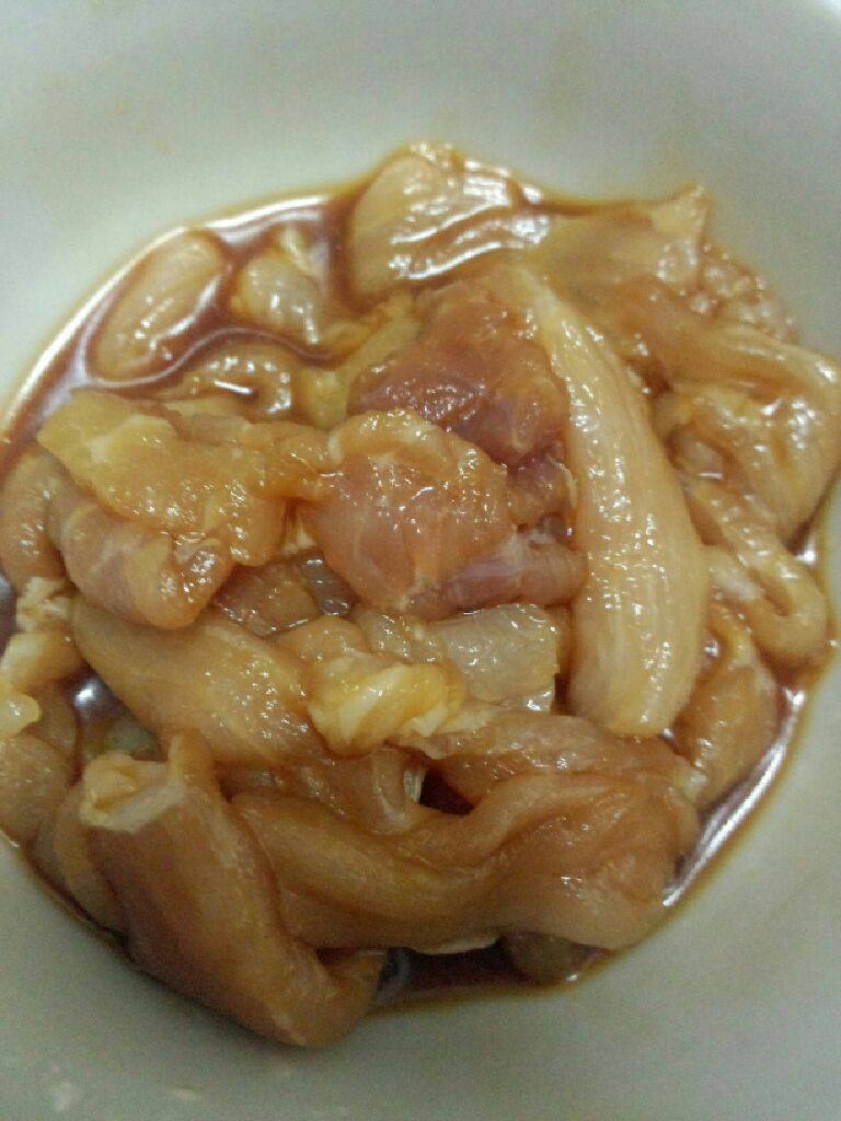 瘦肉日本豆腐炒韭黄,<a style='color:red;display:inline-block;' href='/shicai/ 429'>瘦肉</a>洗干净切片 用盐 <a style='color:red;display:inline-block;' href='/shicai/ 788'>生抽</a> 淀粉腌制