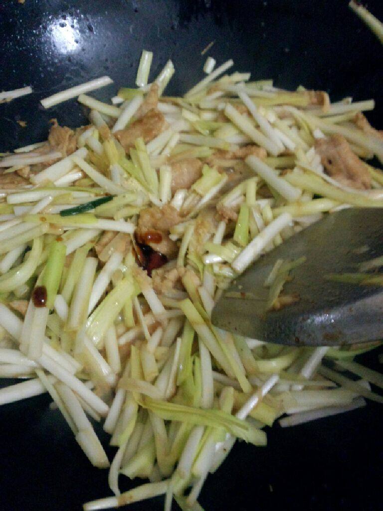 瘦肉日本豆腐炒韭黄,炒至差不多了 在加盐  <a style='color:red;display:inline-block;' href='/shicai/ 721'>蚝油</a> 鸡精粉炒