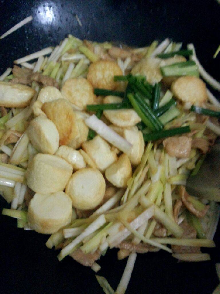 瘦肉日本豆腐炒韭黄,在把豆腐和葱段一起放入炒