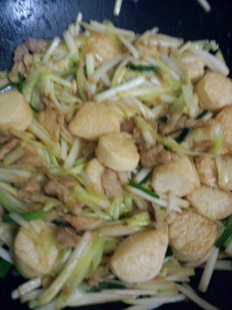 瘦肉日本豆腐炒韭黄,炒至断生即可关火