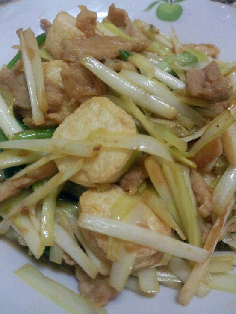 瘦肉日本豆腐炒韭黄,盛盘食用