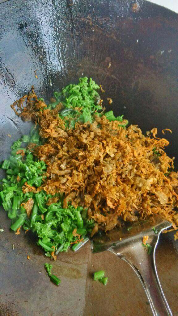 蕨菜炒倒菜,锅中倒适量油,把两种食材同时倒入翻炒均匀