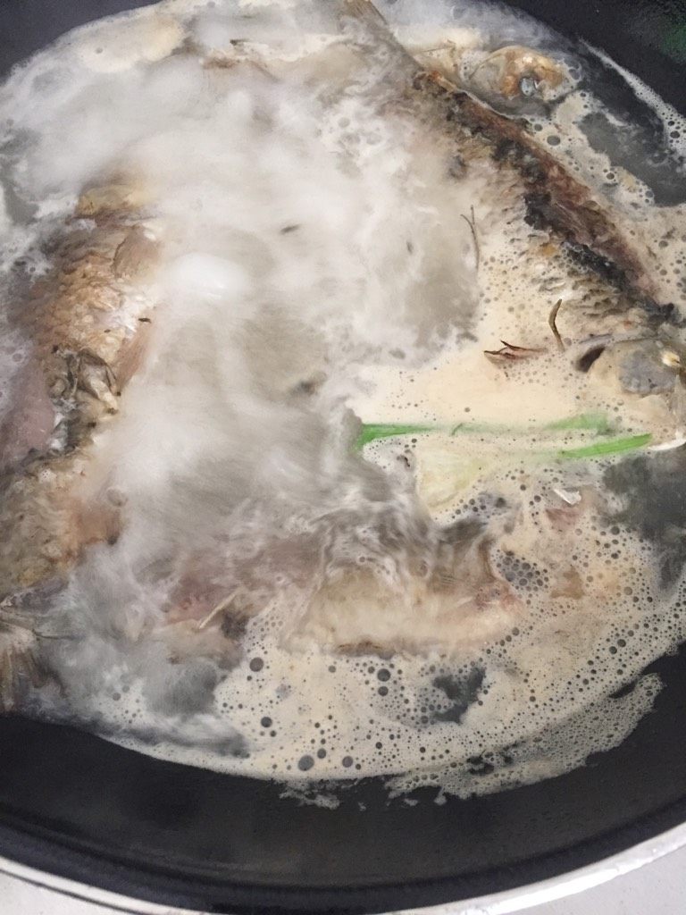 鲫鱼萝卜丝汤,煸炒一会后加入适量清水大火煮5分钟,中火十分钟