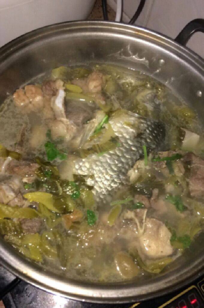 鲫鱼酸菜骨头汤