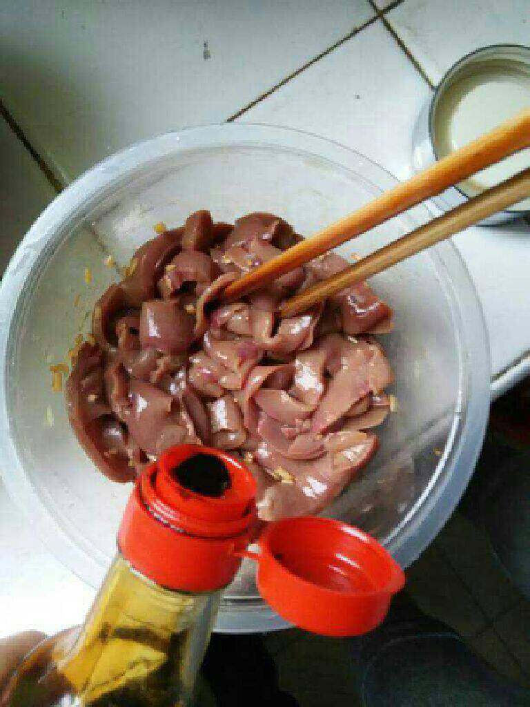 爆炒猪腰,猪腰反复洗干净再加酱油姜末腌制