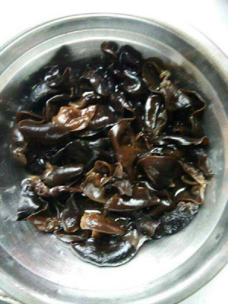 爆炒猪腰, 将泡发黑木耳撕小块,