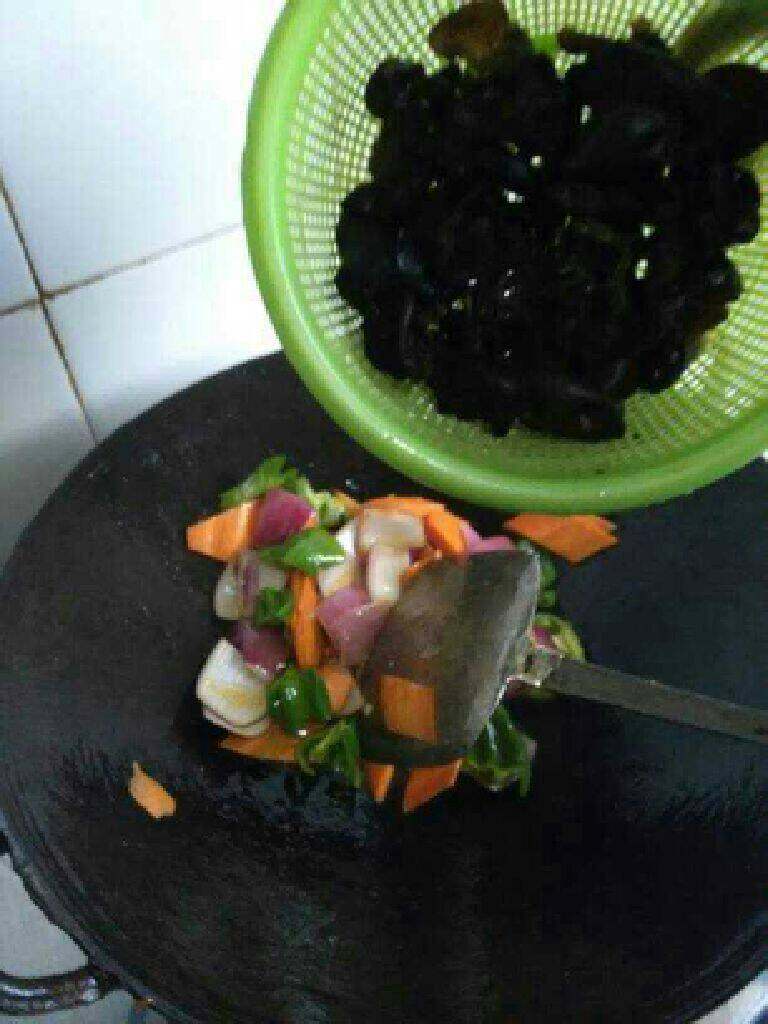 爆炒猪腰,倒入木耳翻炒