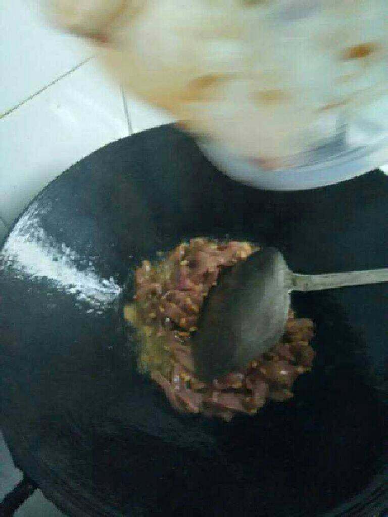 爆炒猪腰,再放油爆炒猪腰