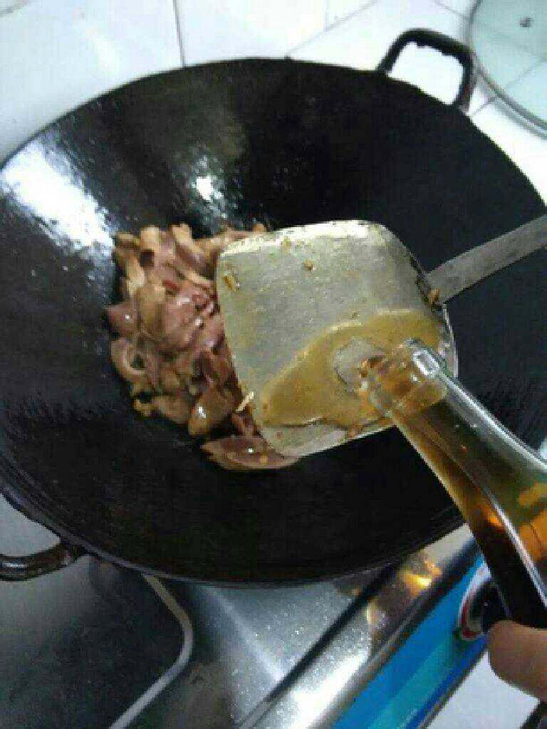爆炒猪腰,放点料酒和盐鸡精