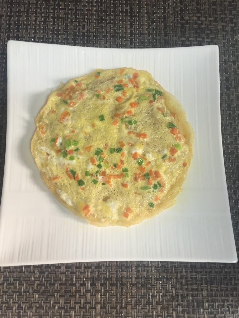 鸡蛋卷饼,摊完所有面粉糊以后将平底锅中放入少许食用油煎蛋液,同样煎成薄的蛋饼