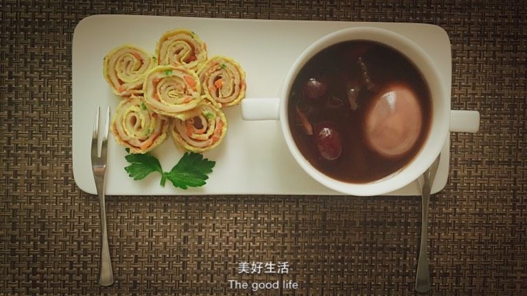 鸡蛋卷饼,将鸡蛋薄饼在下,面饼在上各一张卷起来,切成自己想要的厚度装盘即可