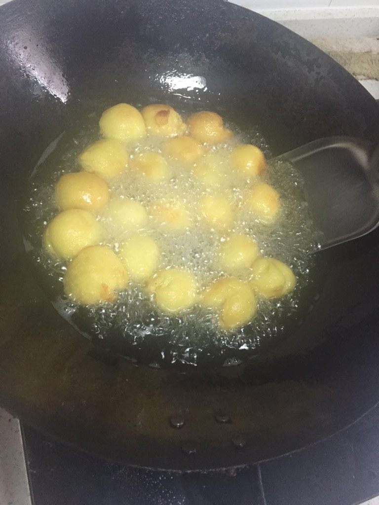 奶油炸糕,油温控制在当你把面球放入，面球旁边起泡泡就可以调小火了