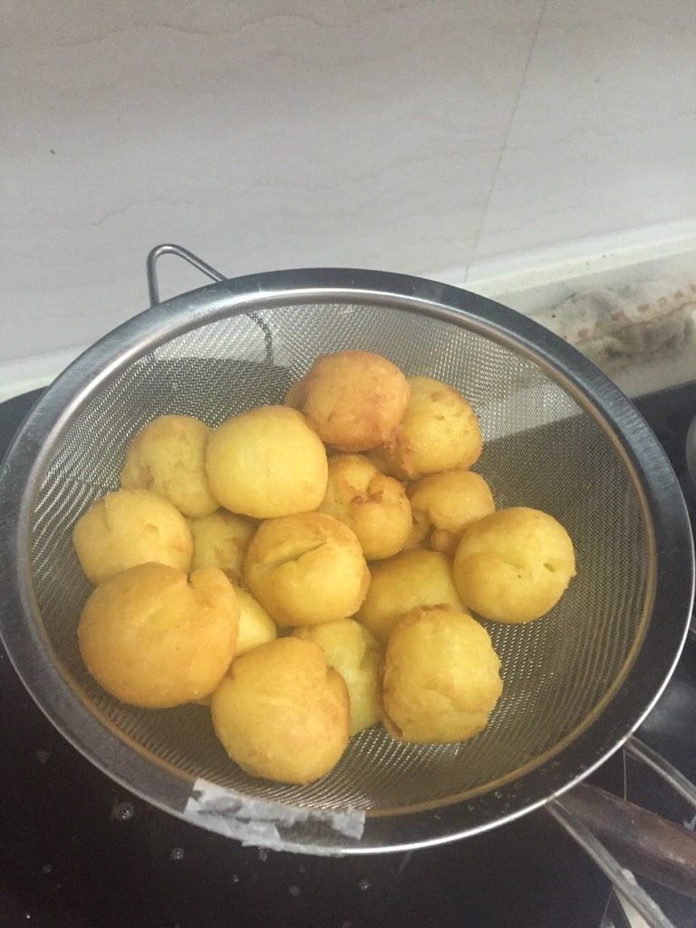 奶油炸糕,炸至图中金黄色即可出锅