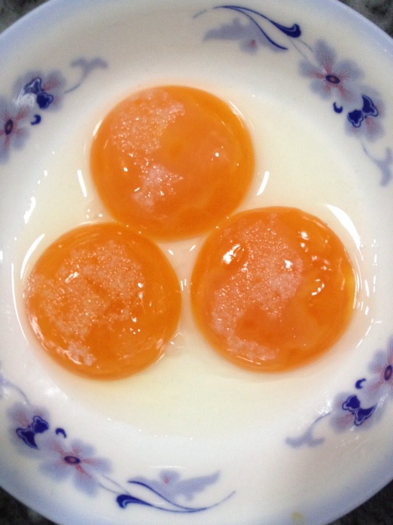 蒸咸蛋黄,取几颗鸡<a style='color:red;display:inline-block;' href='/shicai/ 15'>蛋黄</a>，往<a style='color:red;display:inline-block;' href='/shicai/ 15'>蛋黄</a>撒盐粉，撒均匀，腌12—24个小时（想吃咸的话就腌久一点